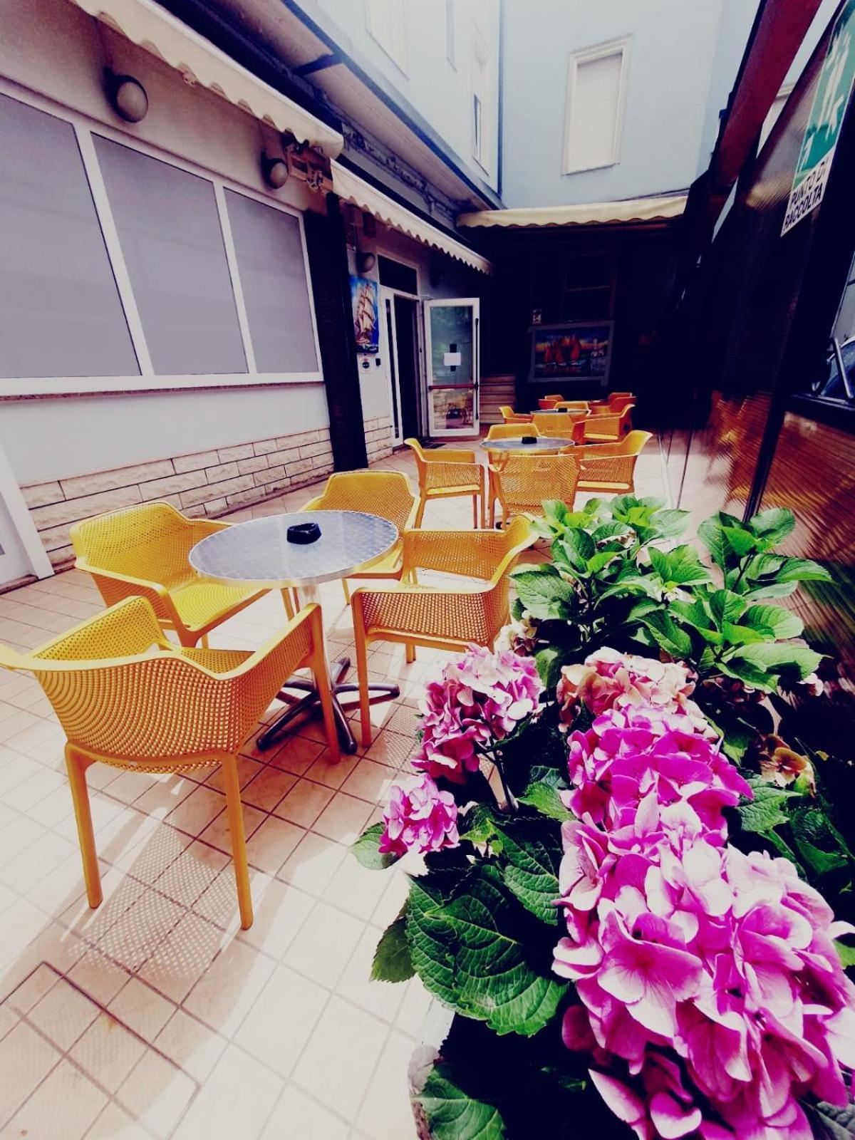 Hotel Ideale Young People Under 40 リミニ エクステリア 写真